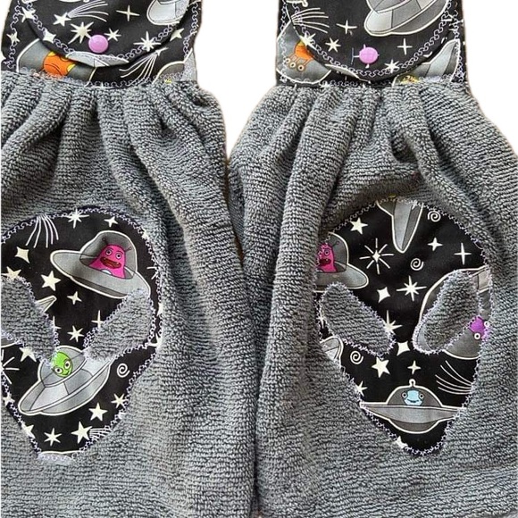 Alien UFO Face Kitchen Hanging Towel Set, Set of 2 Gray Towel - Picture 2 of 3